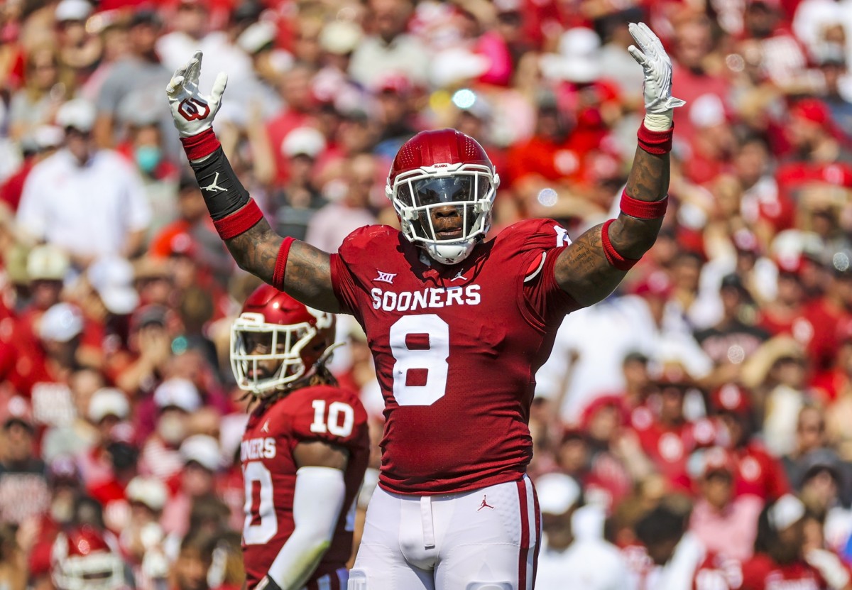Oklahoma DT Perrion Winfrey hypes up the crowd